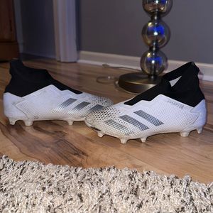 Laceless predator soccer cleats